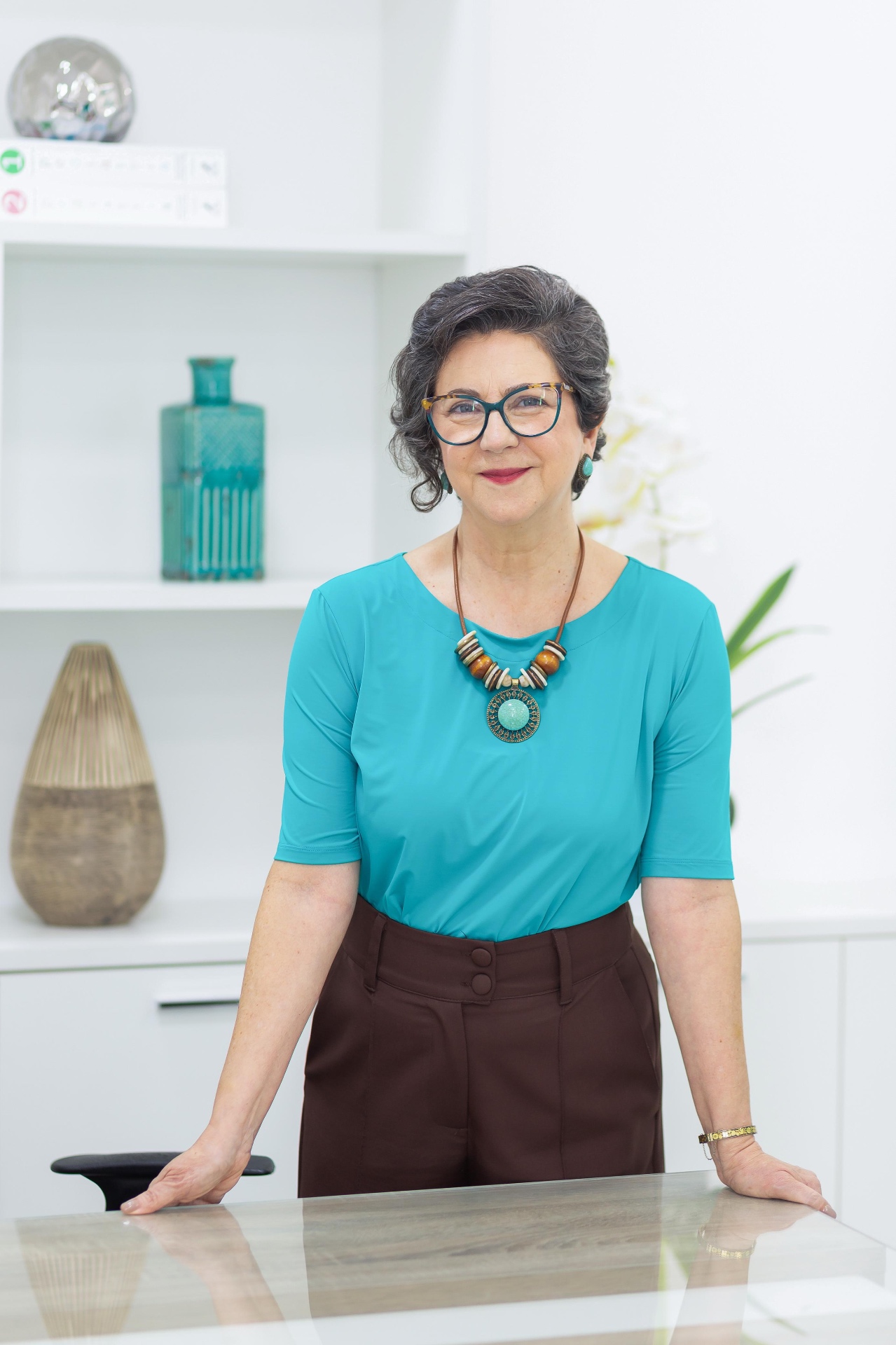 Dra. Sandra Ruiz em retrato com blusa turquesa